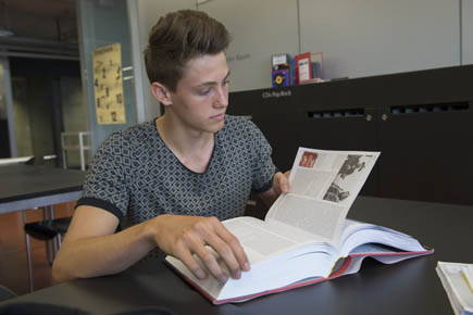 Schüler liest Lexikon
